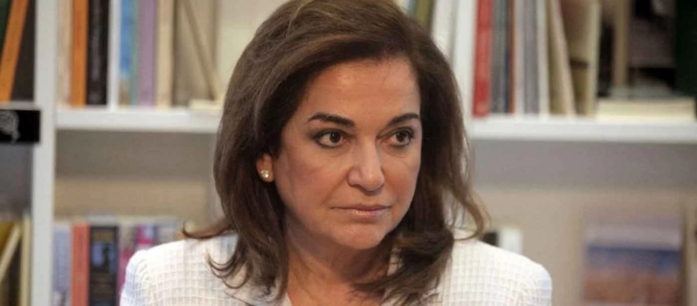 Αυτοσαρκάζεται η Ντόρα Μπακογιάννη - «Επιτέλους κοντή» (φώτο)